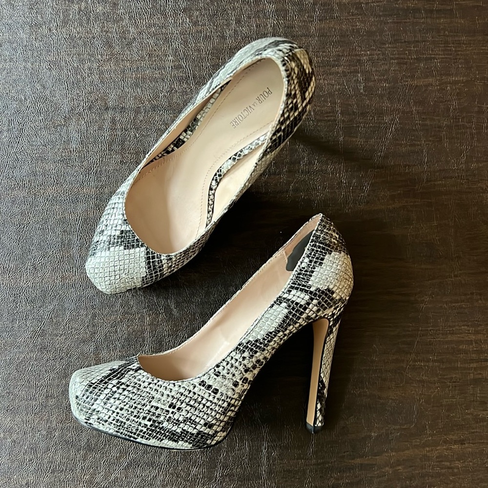 Pour la Victoire snakeskin pumps 6.5
